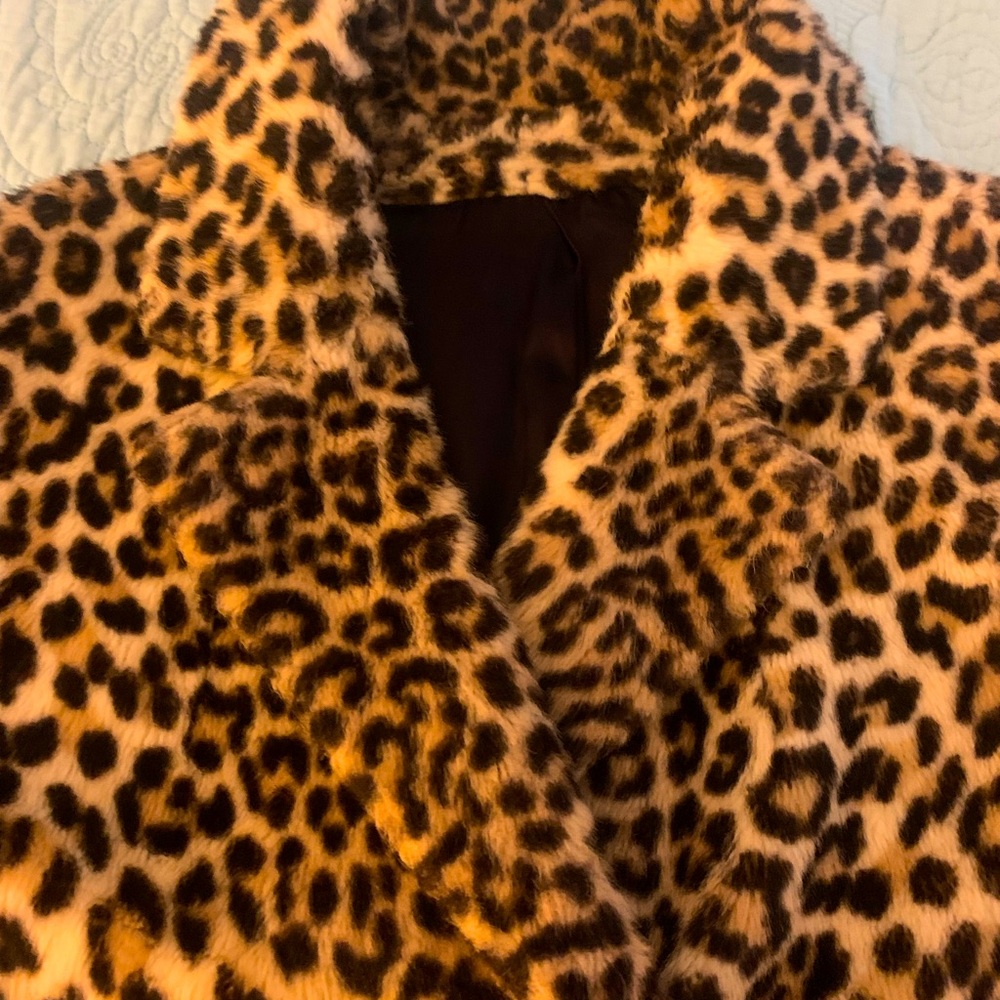 Leopard fur coat sits 3” below hip bone. Loose fit. Fits medium to large.